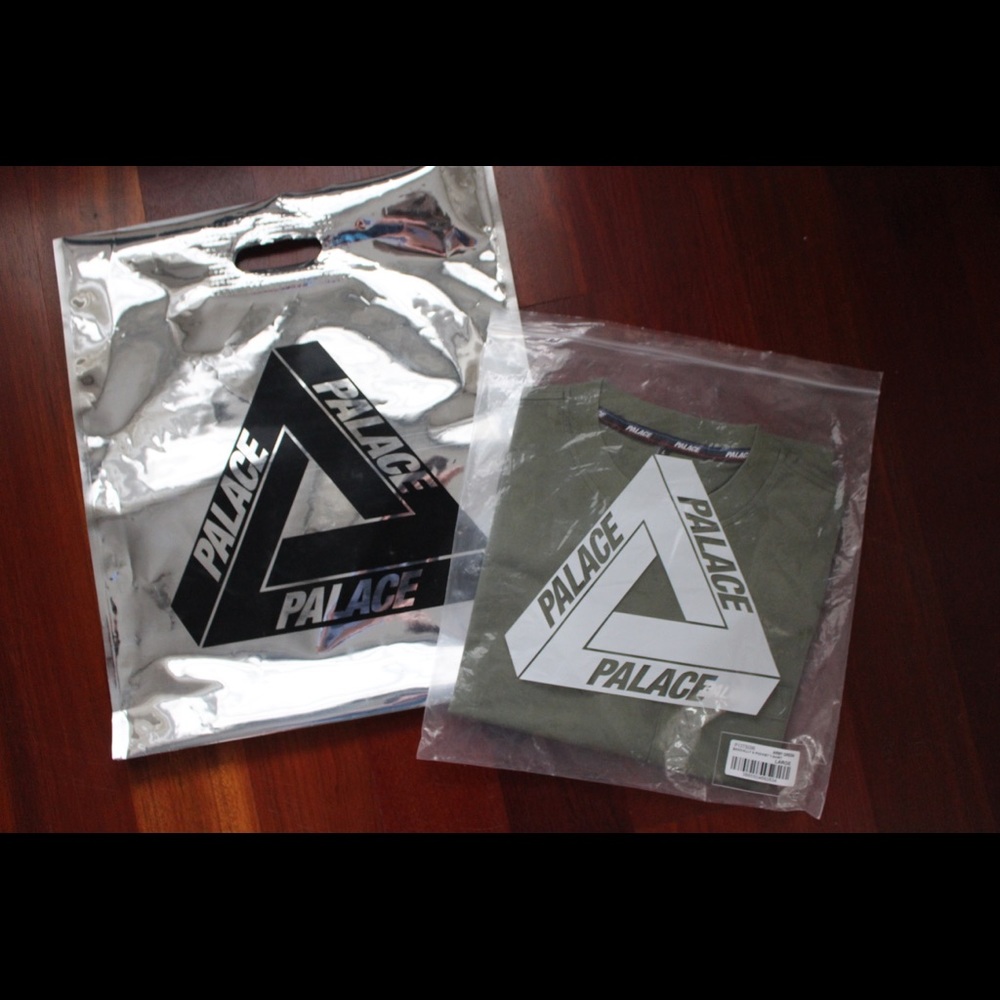 Extremely Rare Palace army green bogo tee.